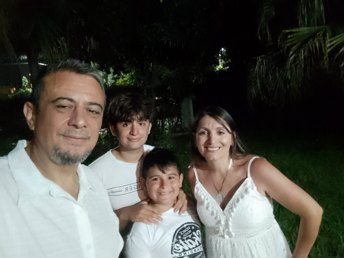 Carlos María Flores y Mariana Urueña con sus hijos